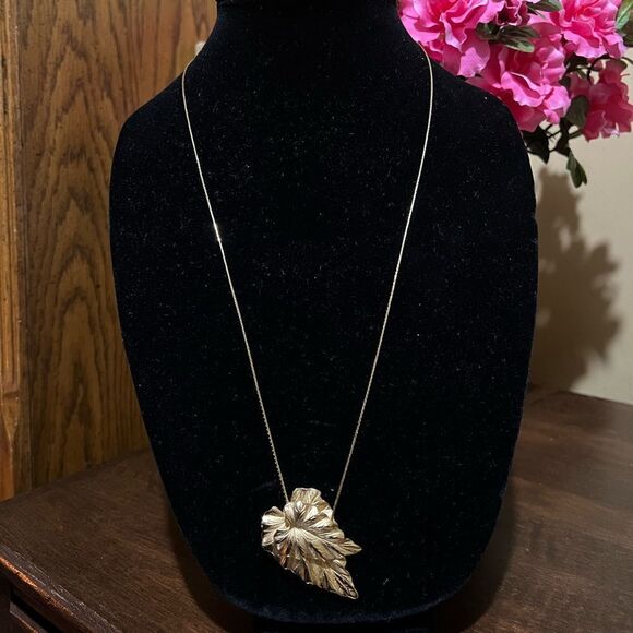 VINTAGE SIGNED MONET GOLD TONE CHAIN NECKLACE WITH DOUBLE LEAF PENDANT - Picture 1 of 4
